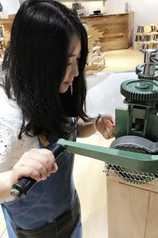 【魅力教师】 不忘教育初心 爱在三尺讲台 ——记公司传媒与艺术设计系副教授陈敏